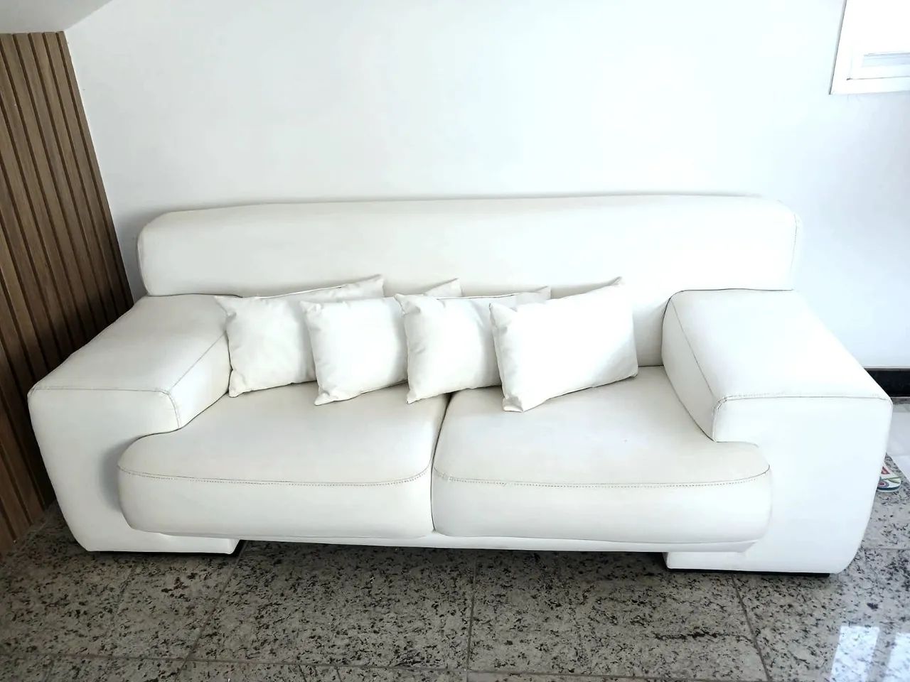 Lindo sofá branco de couro muito conservado