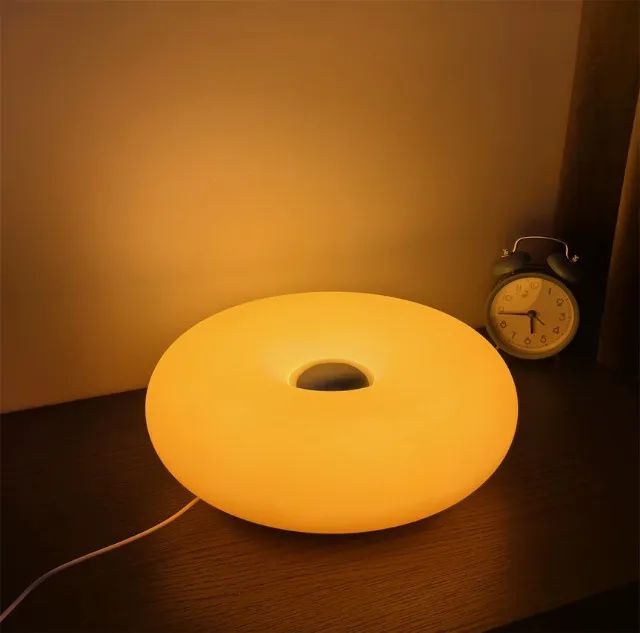 Luminária de mesa em formato de donut