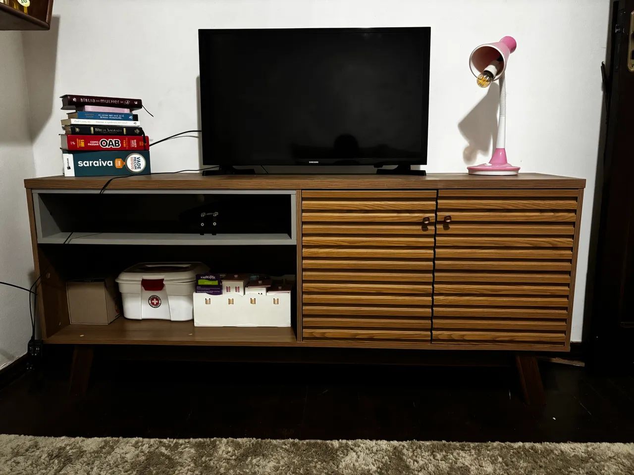 Rack modelo retrô MDF.
