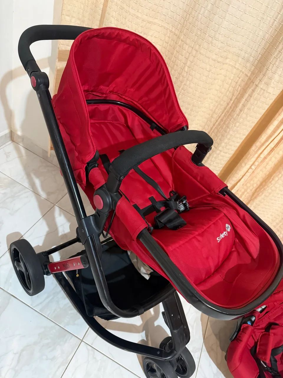 Carrinho de bebê com bebê conforto 