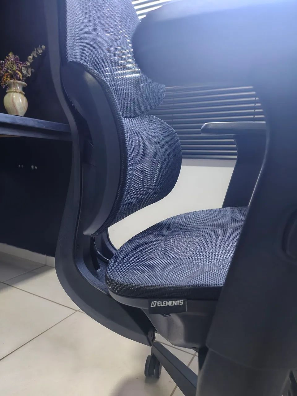 OPORTUNIDADE - Cadeira Ergonômica Elements Siggy  - Foto 4