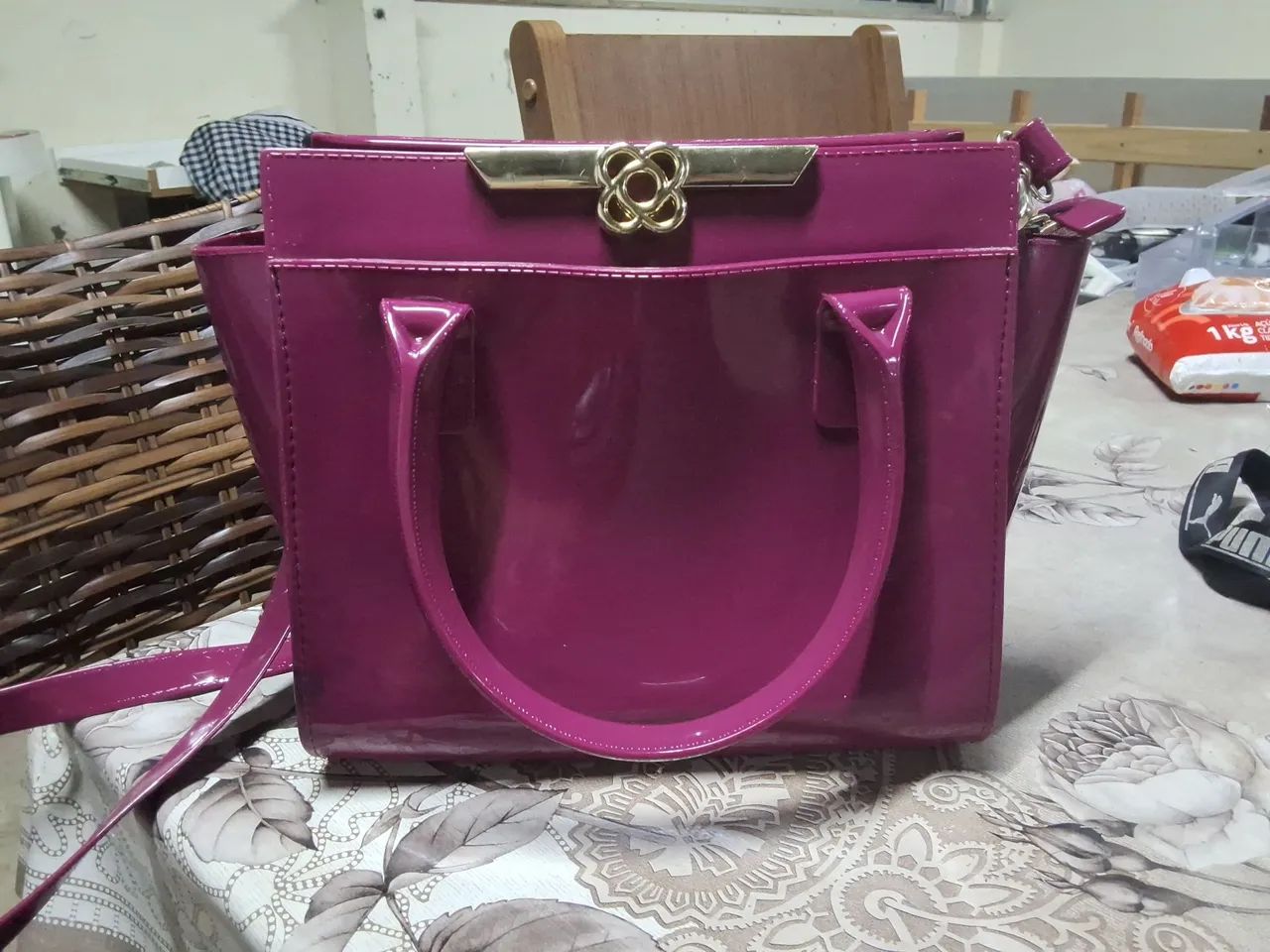 Bolsa feminina rosa com alça de mão e alça transversal