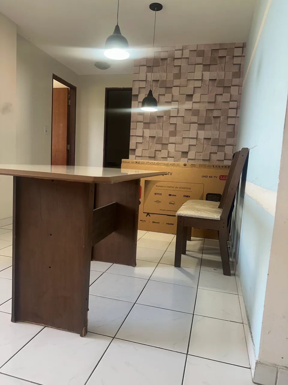 Mesa de jantar 1,50m x 75cm com 4 cadeiras - Foto 3