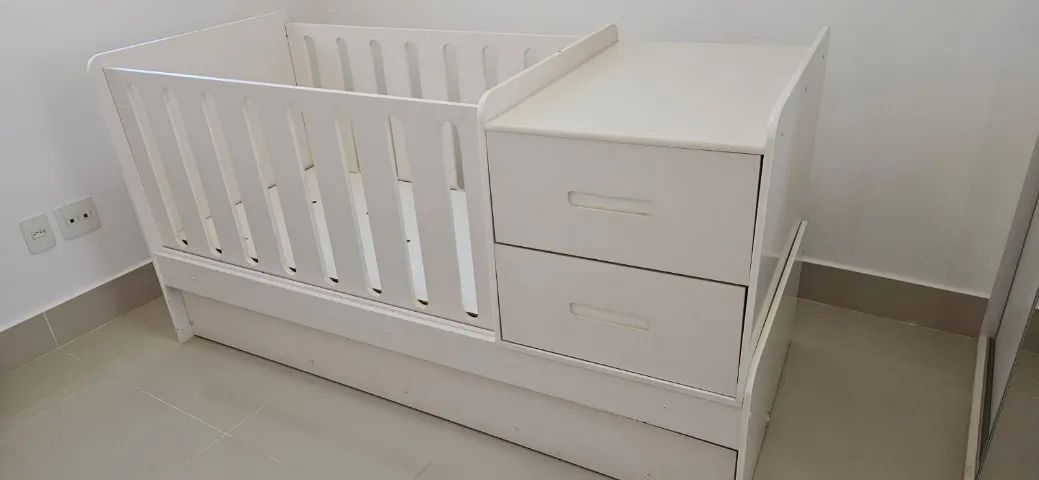 Berço multifuncional com cama auxiliar