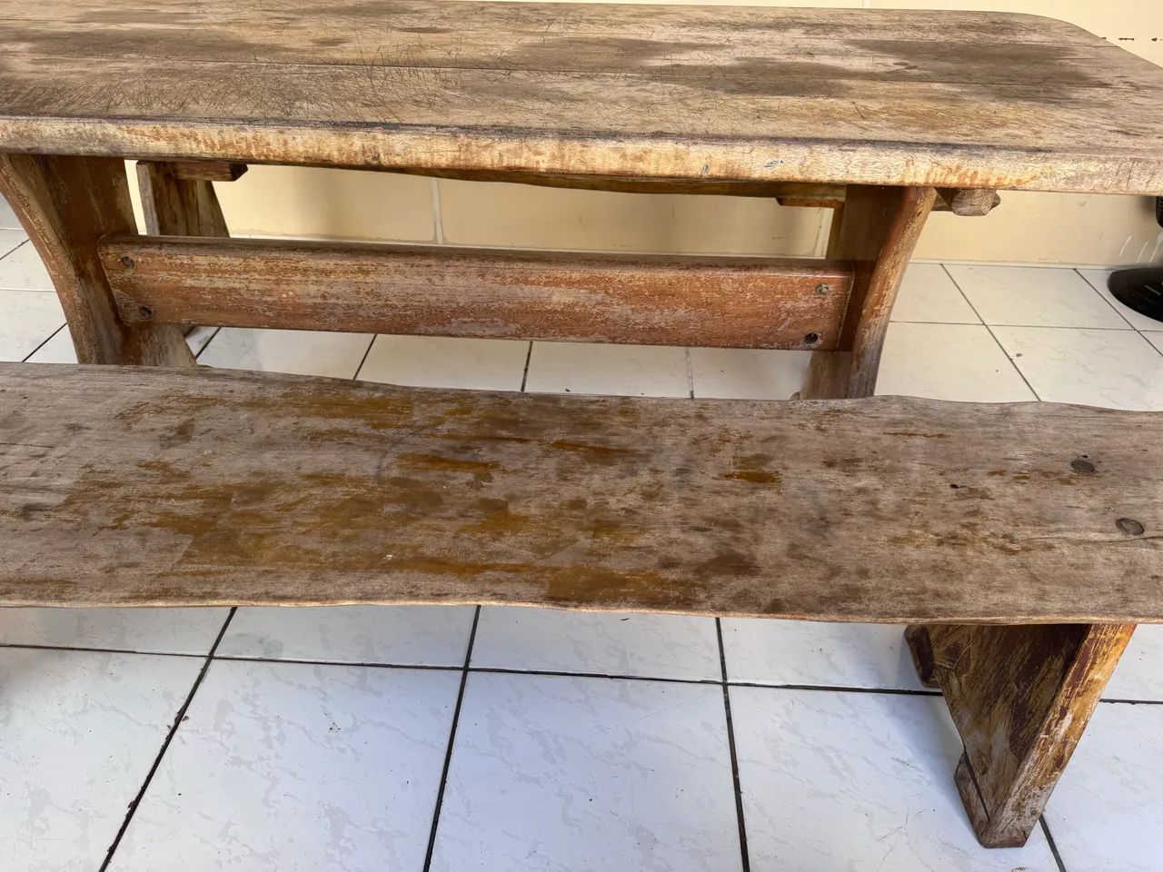 Mesa de madeira maciça com 2 bancos  - Foto 2