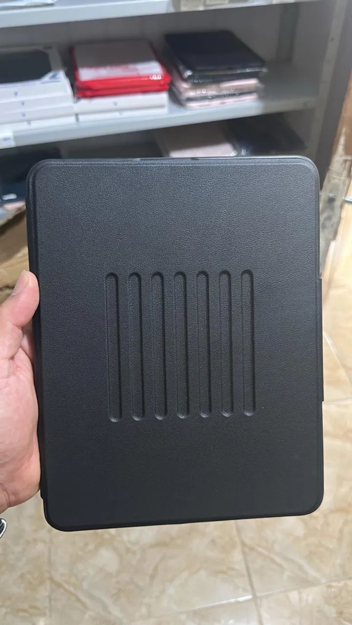 Capa de Proteção Reclinável para iPads 7, 8 e 9 Marrom e Preta  - Foto 3