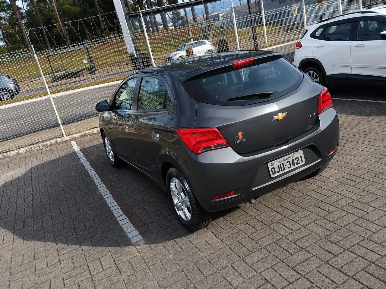 Chevrolet Onix Hatch LT 1.4 8V Flex Mec. 4P 2019 - Foto 3