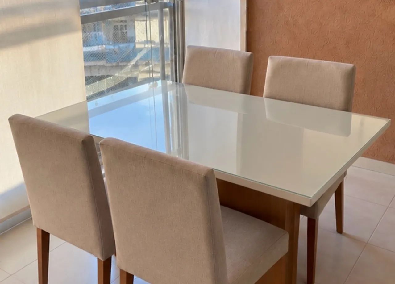 Mesa de jantar com 4 cadeiras estofadas Mobly