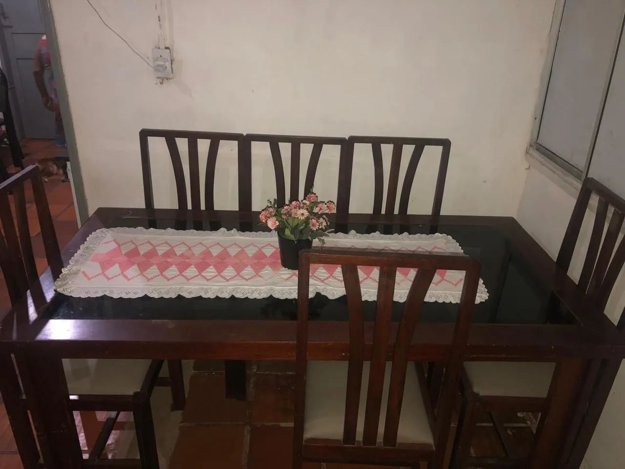 Mesa com 6 cadeiras e tampo de vidro  - Foto 2