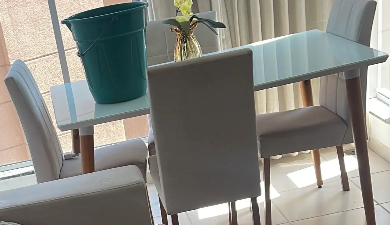 Vendo mesa com 4 cadeiras 