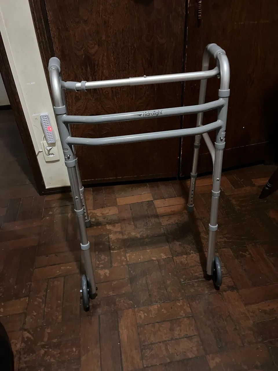 Andador idoso adulto articulado com rodinhas