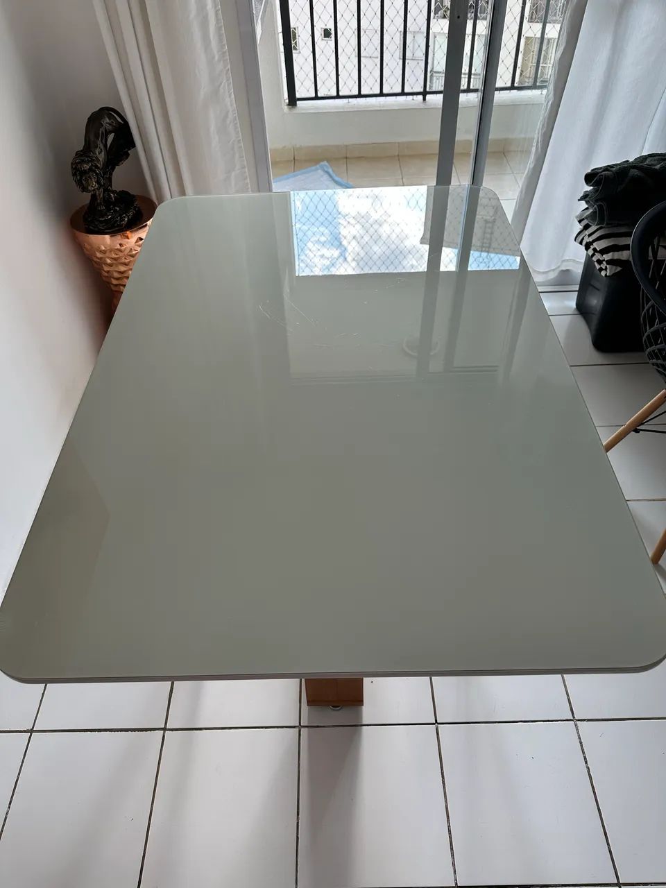 Mesa mdf com tampo de vidro off white com 4 cadeiras  - Foto 2