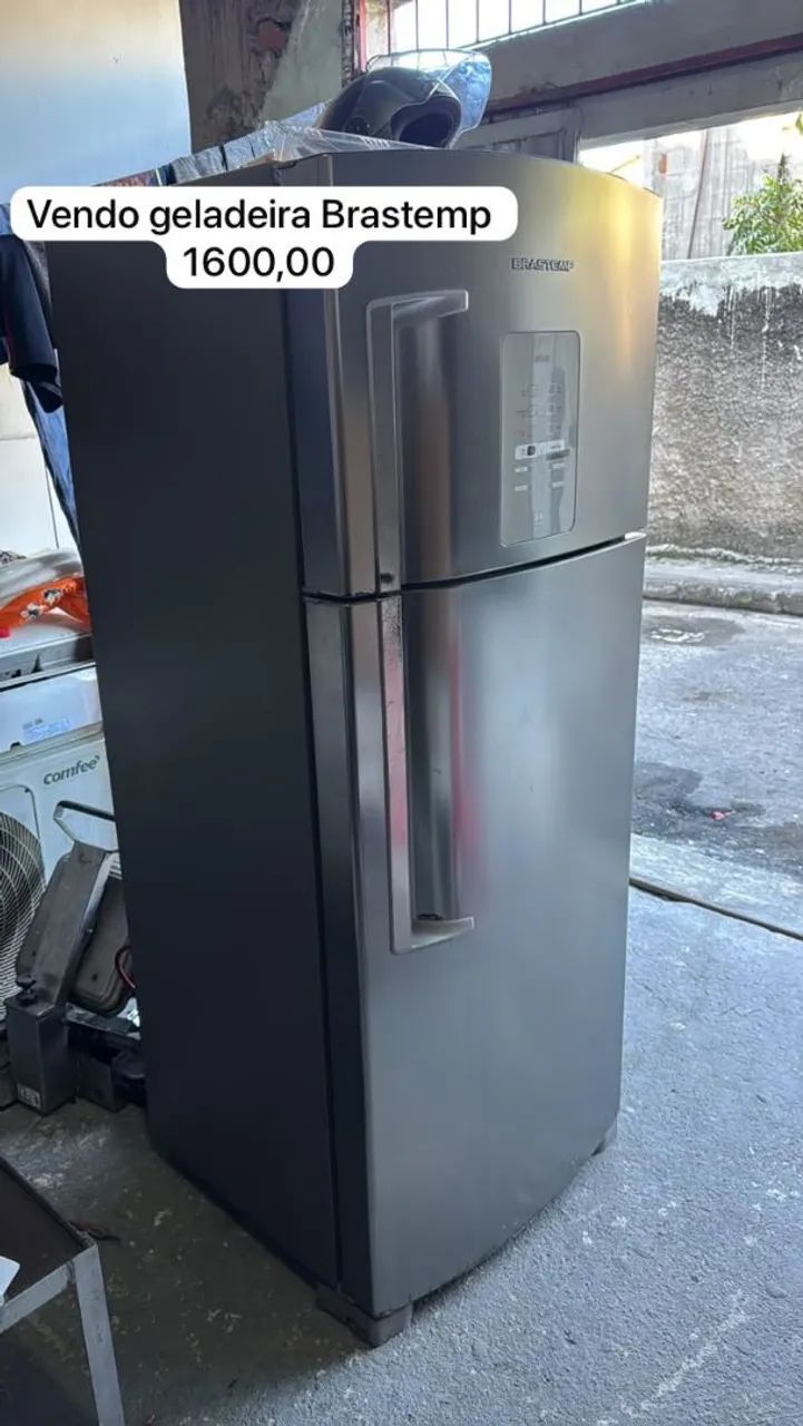 Geladeira usada, bem conservada.