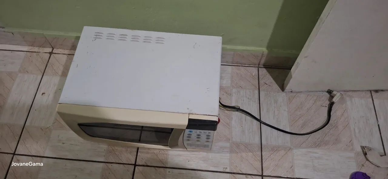 vendo  2 microondas Eletrolux para retirada de peças  - Foto 2