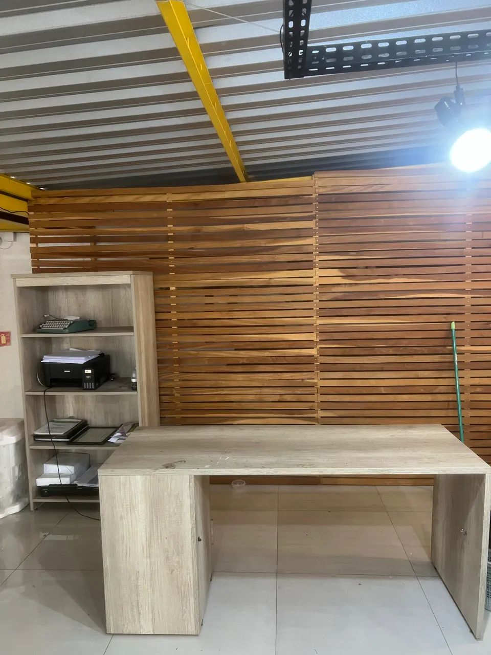 Mesa e estante de escritório  - Foto 2