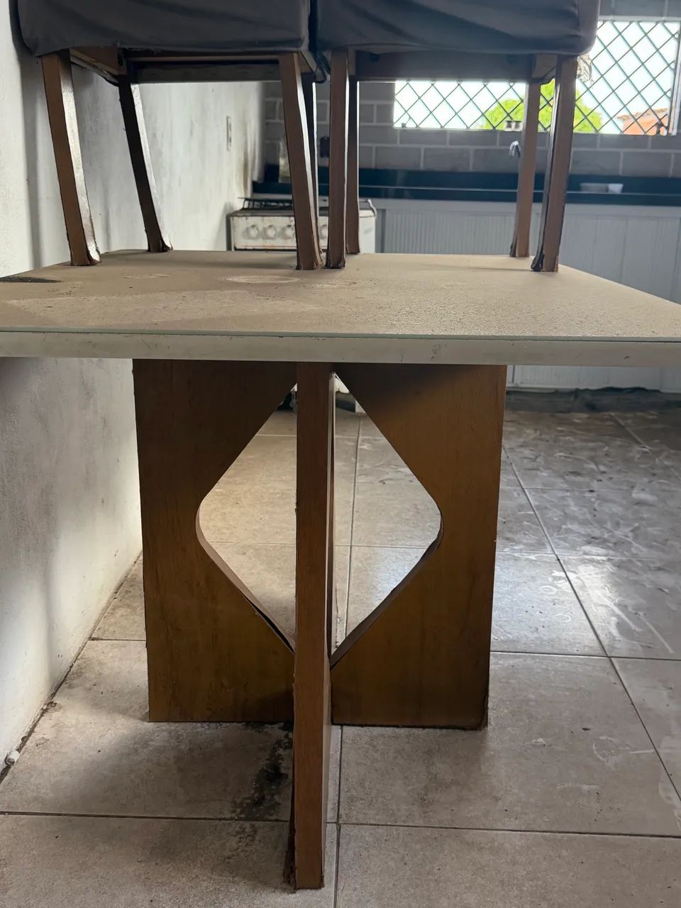Mesa de jantar com 4 lugares, sem cadeiras.  - Foto 2