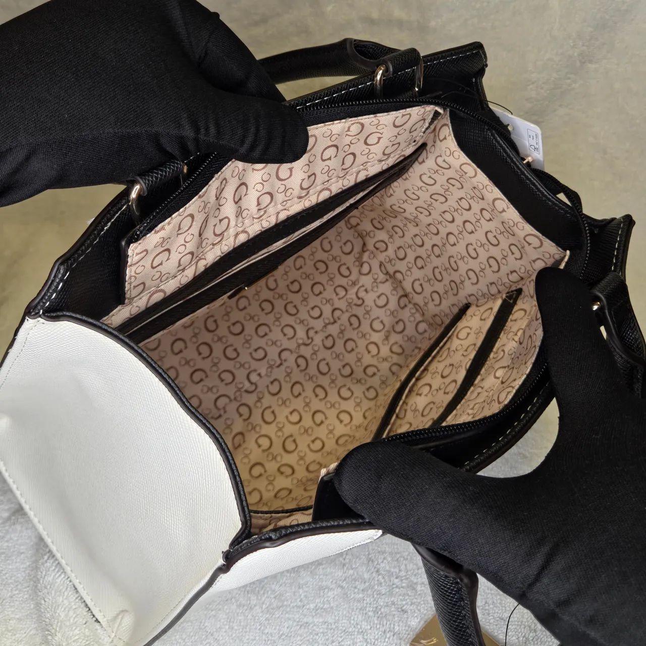 Bolsa Guess Original Cassian Branca e Preta Transversal - NOVA - Foto 5