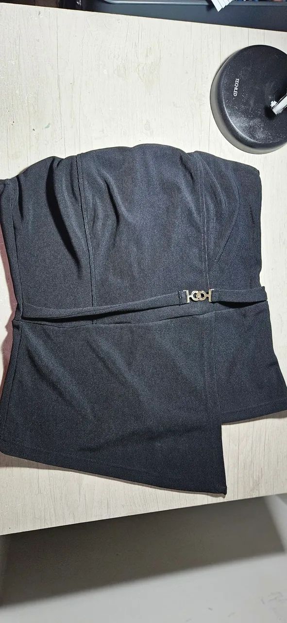Top Tomara Que Caia Assimétrico Dress 7 Preto com Fivela Dourada