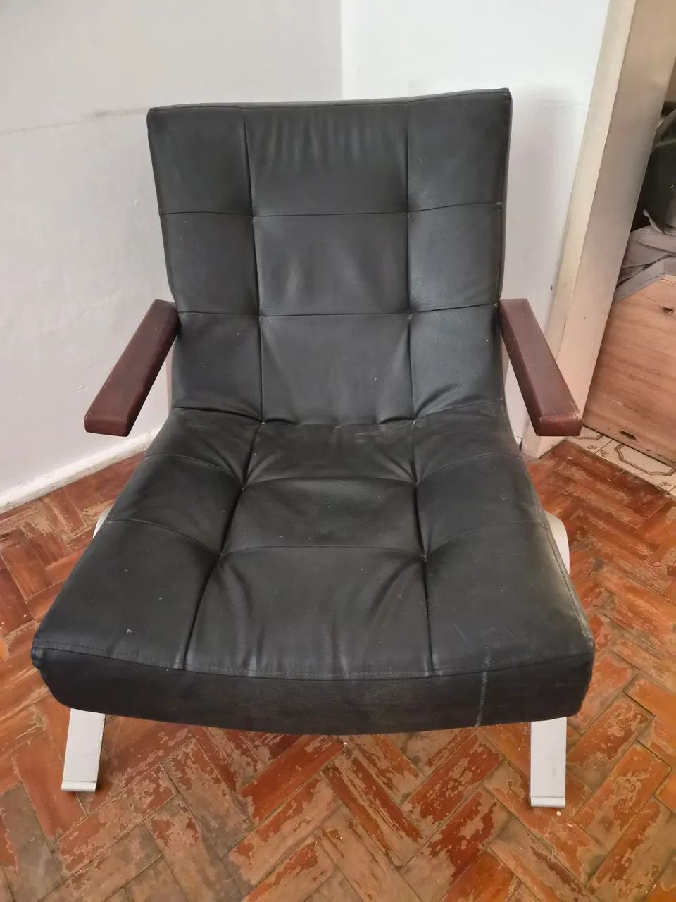  Poltrona preta de design retrô