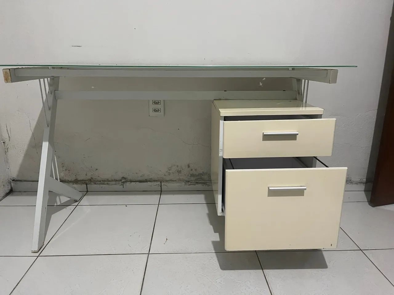 Mesa Escritório/Estudo com gavetas e Tampo de Vidro - Foto 2