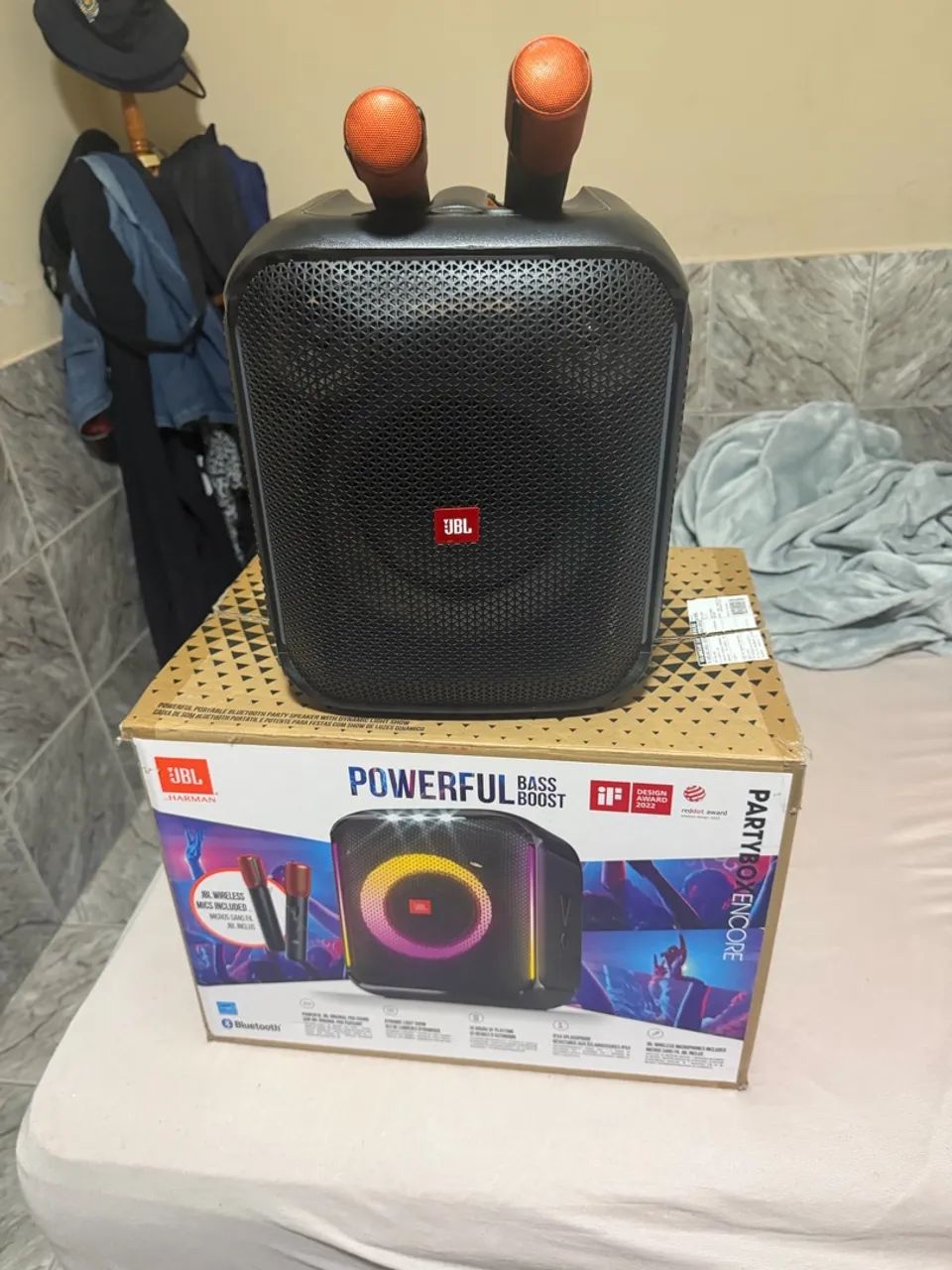 Jbl parybox com 2 microfones pouco tempo de uso  - Foto 2
