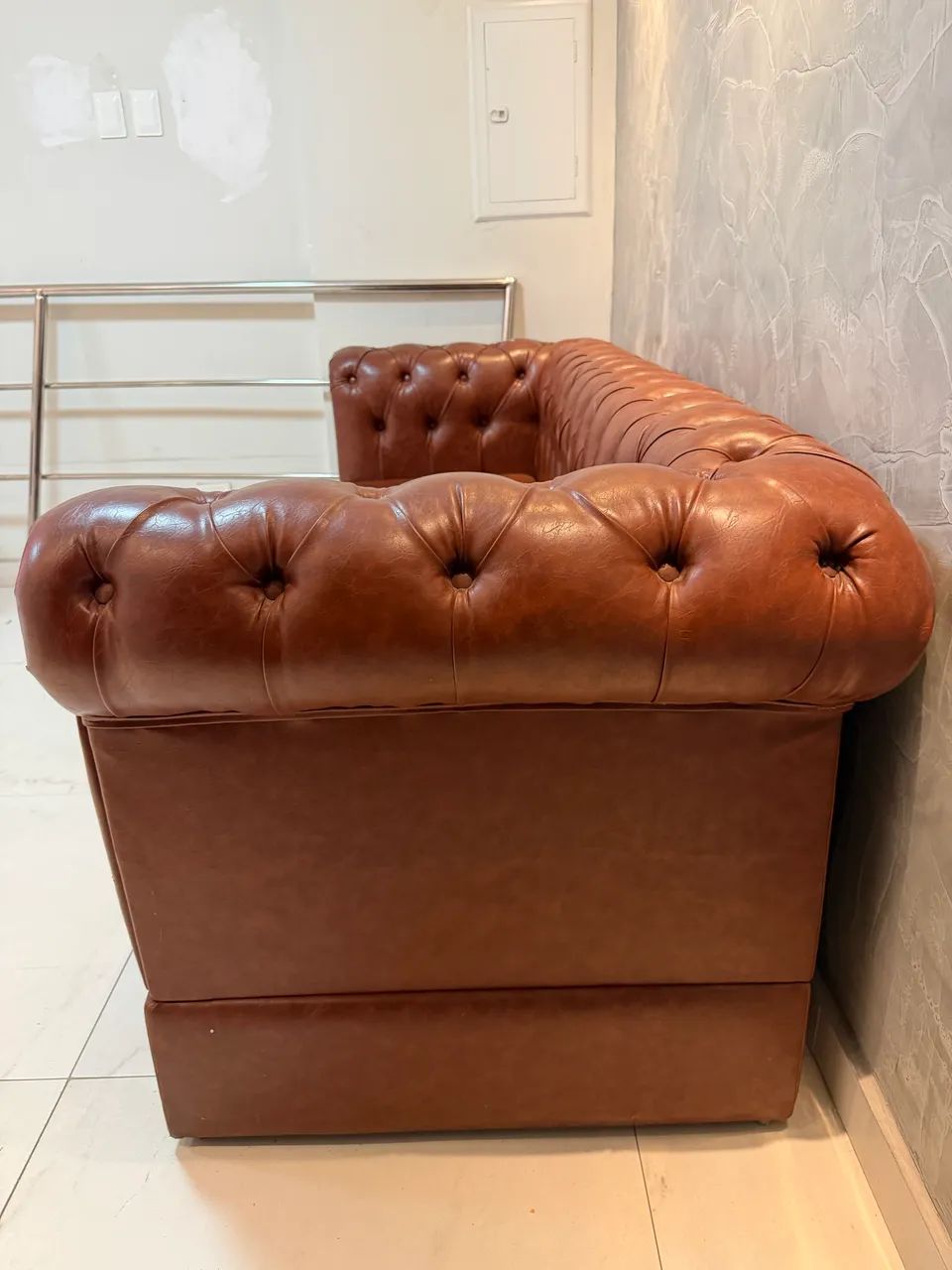 Sofá em couro marrom elegante  - Foto 2