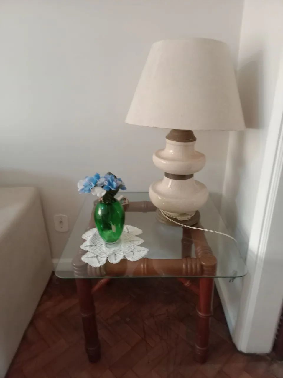 2 Abajures com mesa de vidro usados.