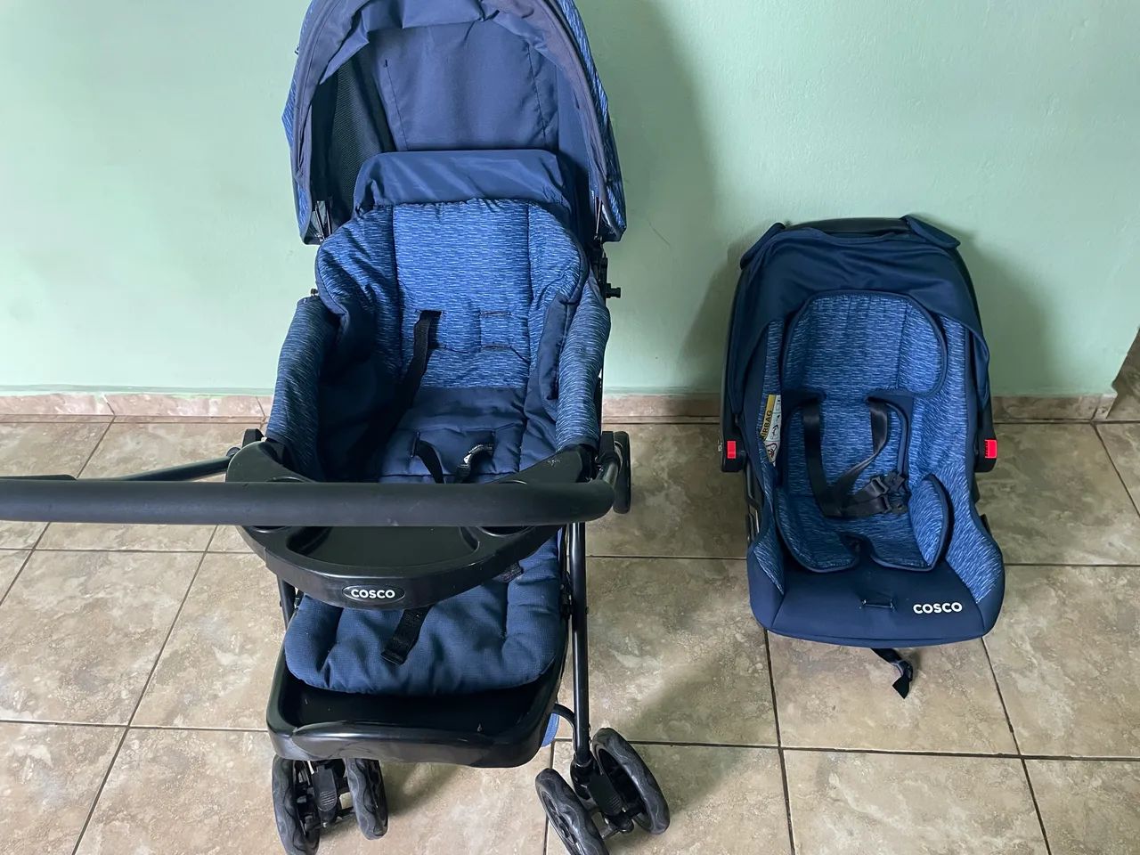 Carrinho de bebê e bebê conforto