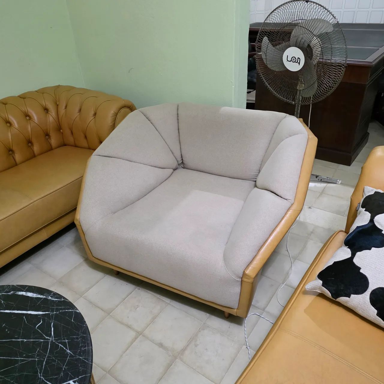 Moveis, conjunto luxo sofa capitone, poltronas e mesa de centro  - Foto 4