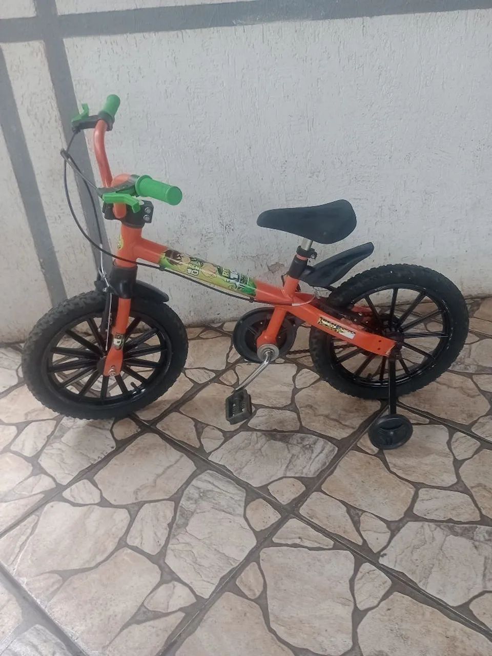 Bicicleta infantil aro 16 com personagem do Ben 10 - Foto 2