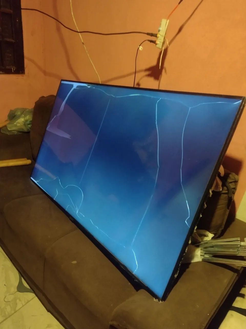 Vende-se uma televisão de 65 polegadas tela quebrada a televisão liga e fala - Foto 2