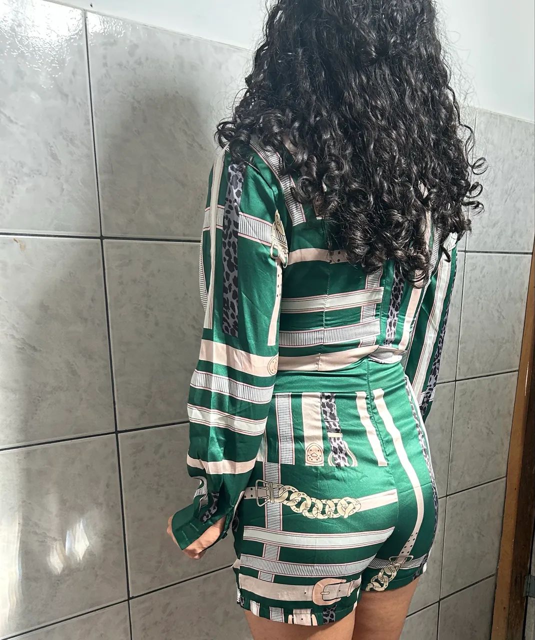 Macacão estampado verde com detalhes - Foto 2