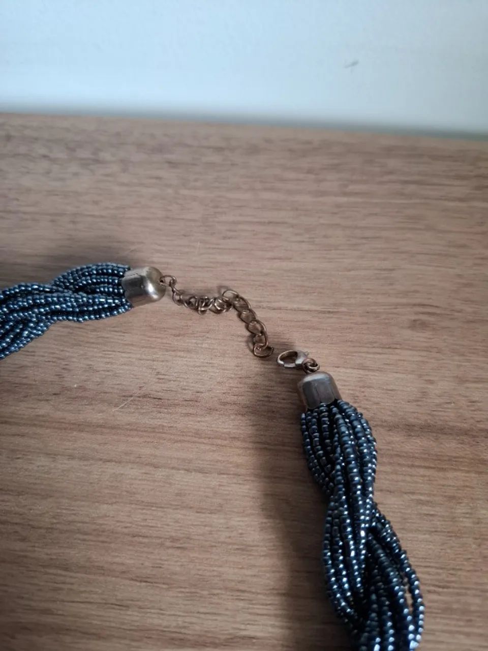Colar trançado de miçangas grafite metálico - Foto 3