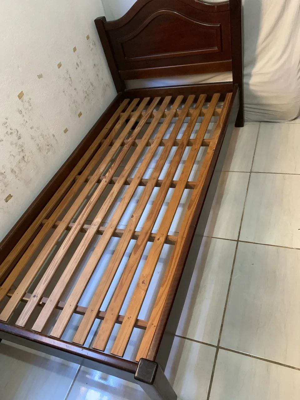  Cama de Solteiro de Madeira - Resistente e Conservada - Foto 3