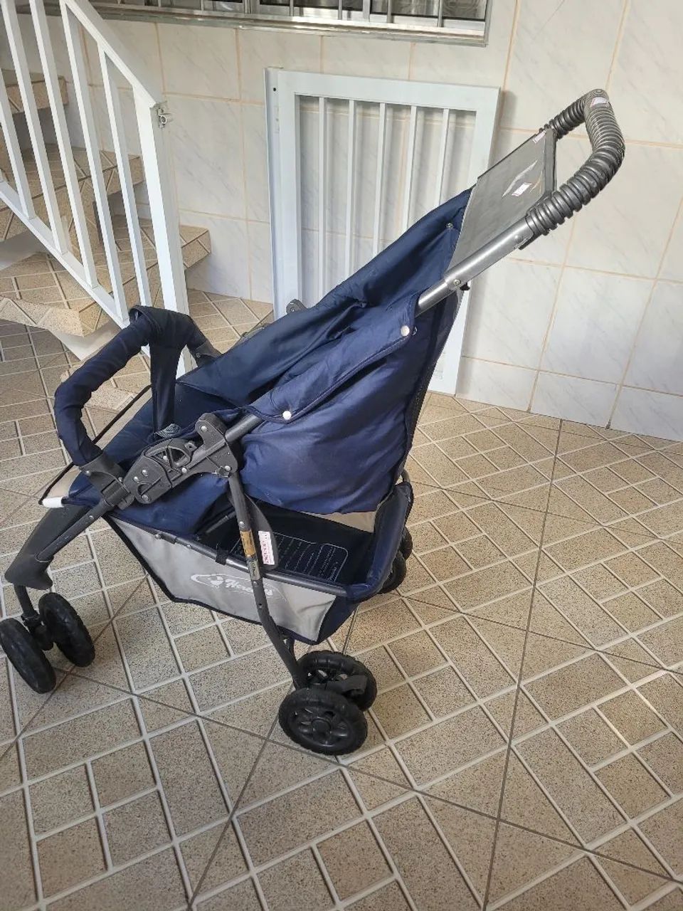 Carrinho de bebê azul 