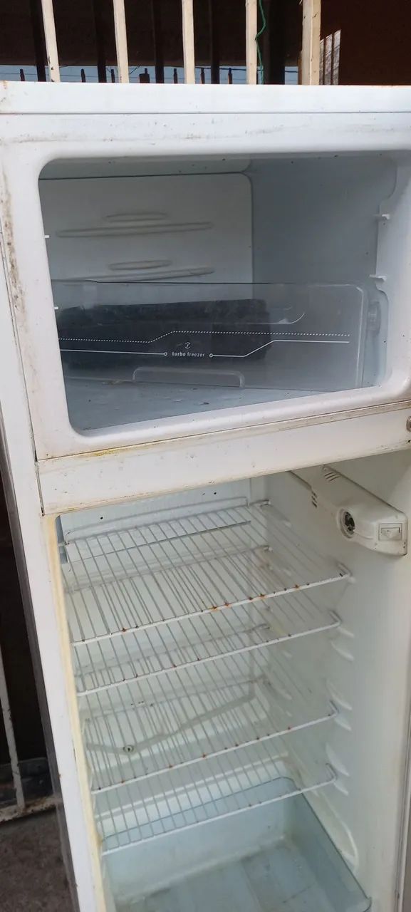 Mesa sem cadeiras - Foto 3