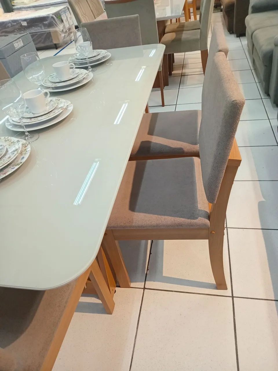 Mesa  de jantar  de vidro  com 6 cadeiras  nova . - Foto 2