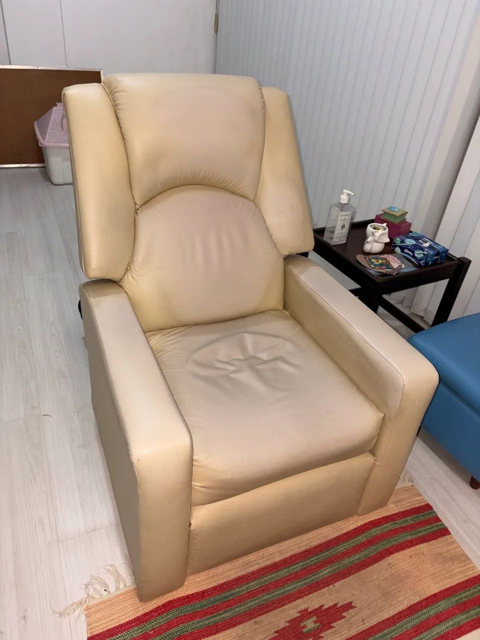 Duas Poltronas de Courino usadas  - Foto 5
