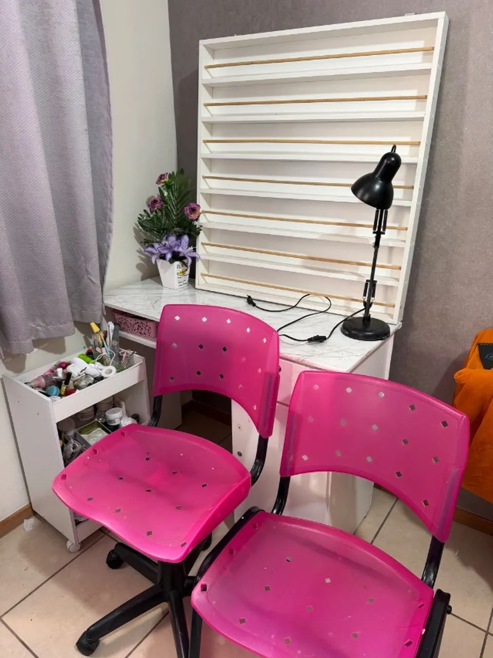 Mesa de manicure com cadeiras esmalteiro e carrinho auxiliar  - Foto 3