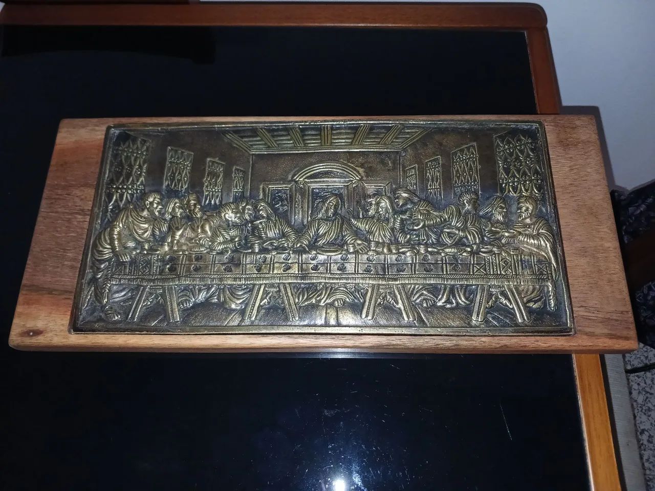 Santa ceia de bronze antiga com base de madeira 