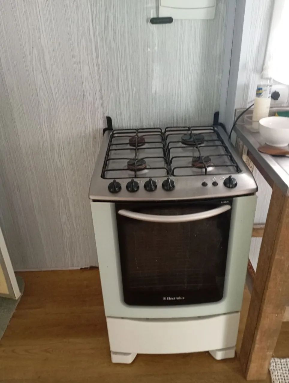Fogão Eletrolux bem cuidado 