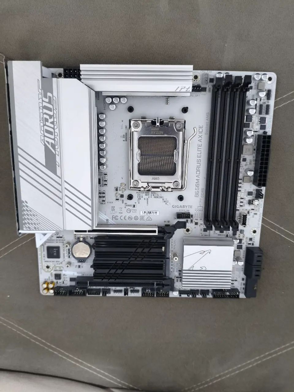 B650M AORUS ELITE AX ICE  - Foto 3