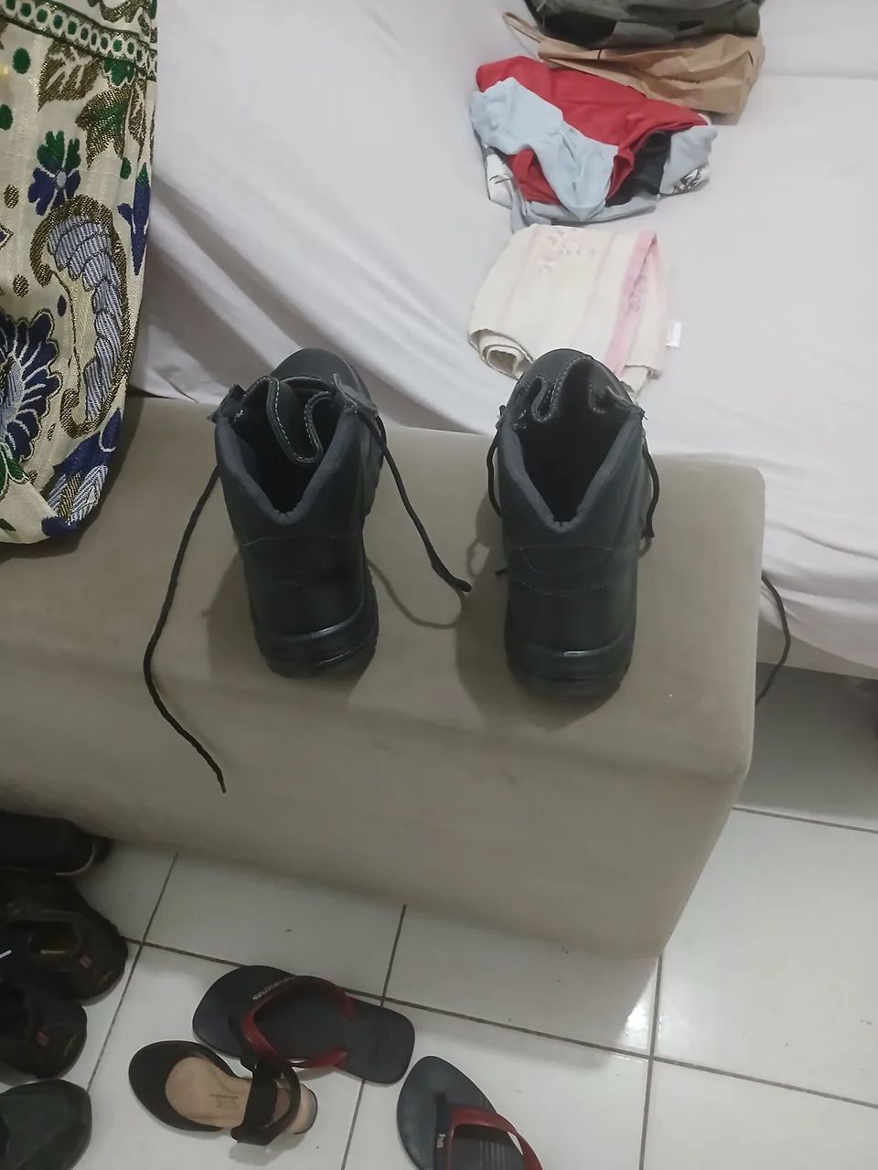 bota da marca marvalis e um par de havaianas ambas pretas  - Foto 3