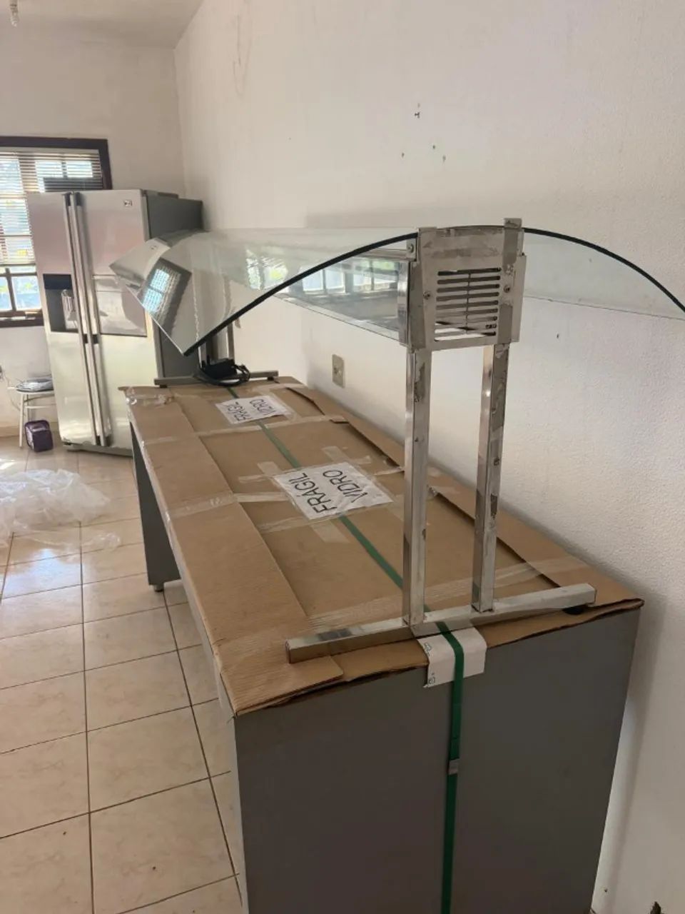 Pista quente e pista fria de buffet self service e diversos utensílios de cozinha