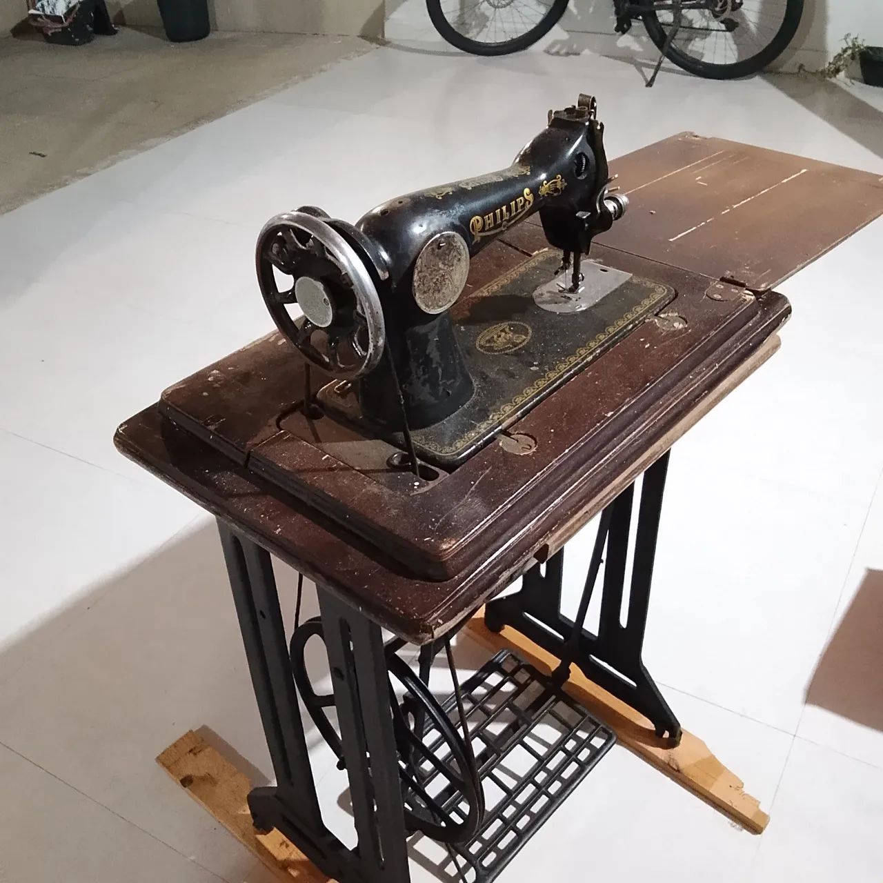 Máquina de costurar Phillips modelo antigo (funcionando perfeitamente)