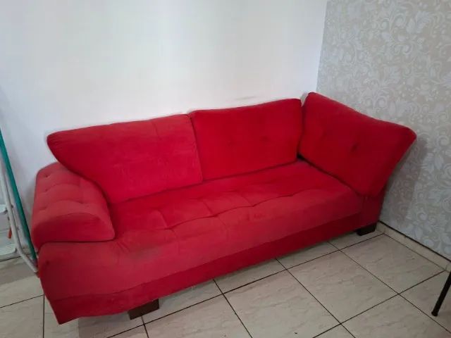 SOFÁ 3 LUGARES VERMELHO EM SUEDE SUPER MACIO E CONSERVADO