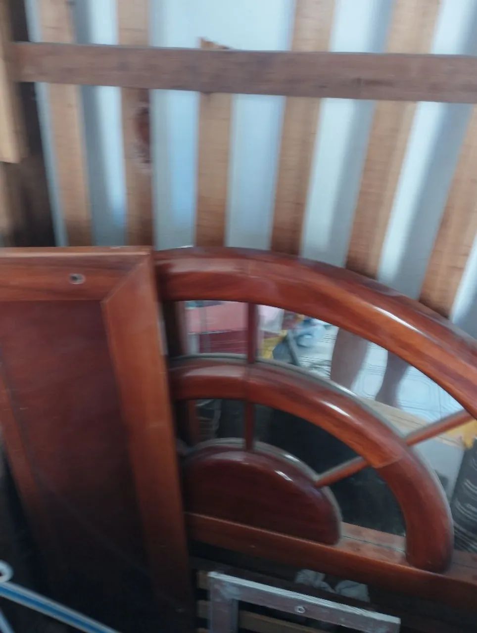 Vendo cama de solteiro em madeira 