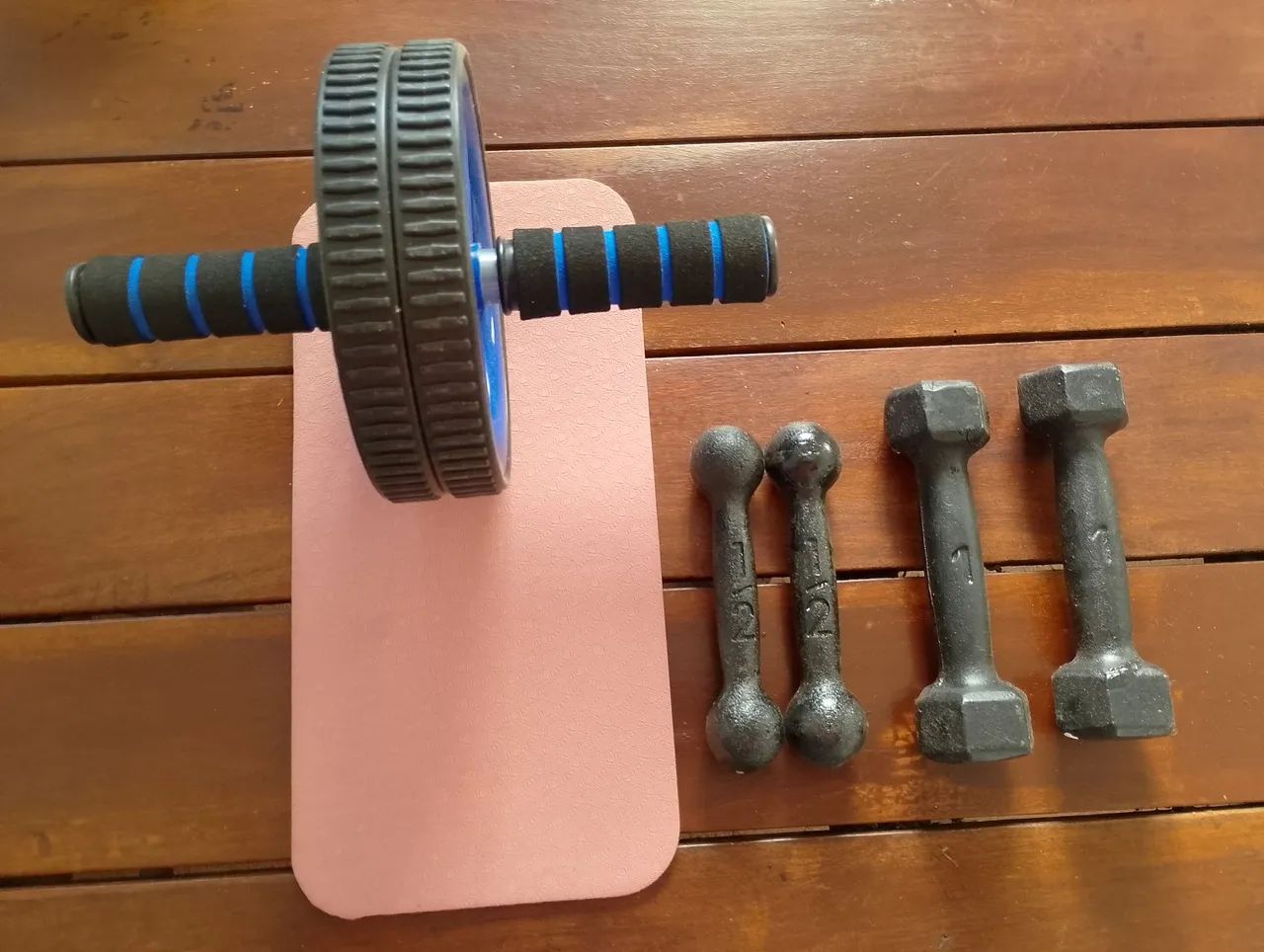 Kit com Roda para fazer abdominal + 2 halteres de 1kg + 2 halteres de 1/2 kg - Foto 4