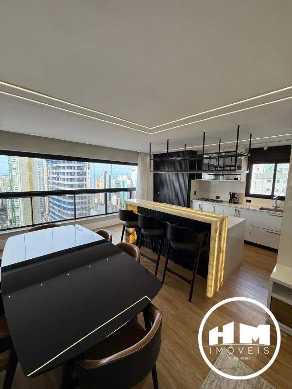 Locação anual, edificio Argos, finamente mobiliado e decorado, 2 suites e 2 demi, 4 vagas - Foto 5