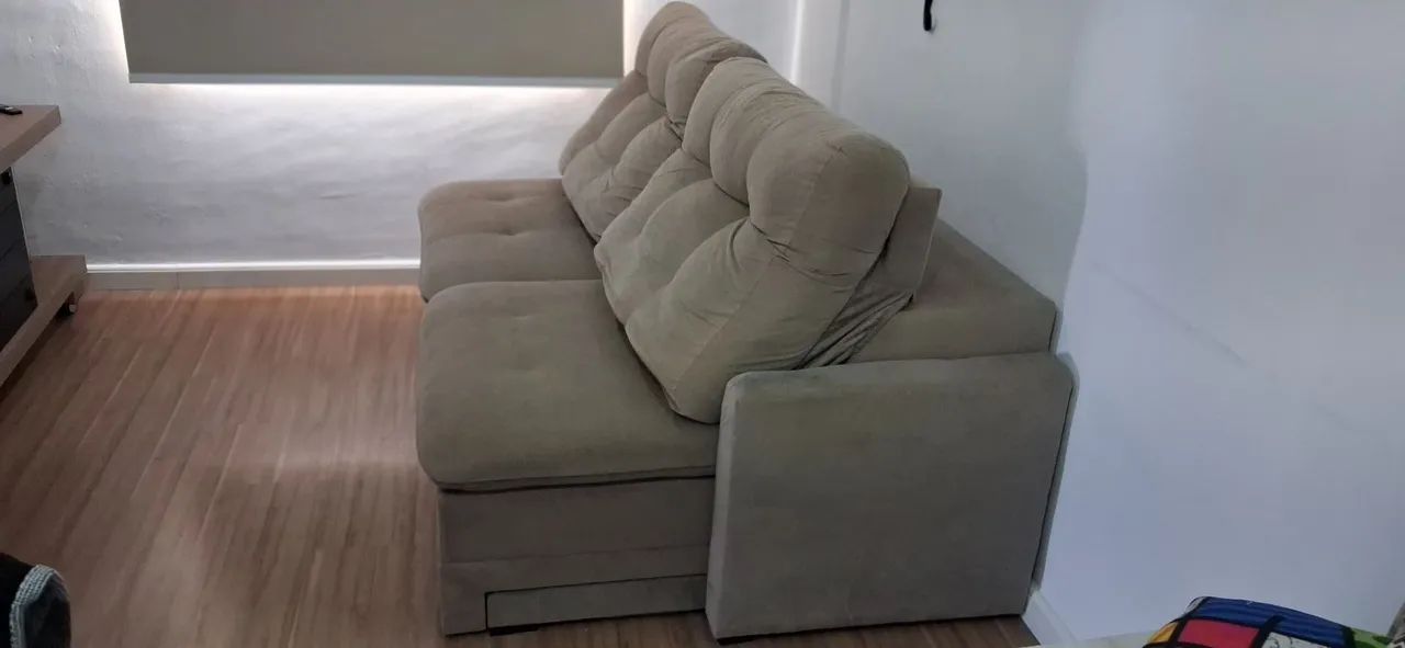 Sofá em suede bege 03 lugares reclináveis e retrátil- usado  - Foto 2